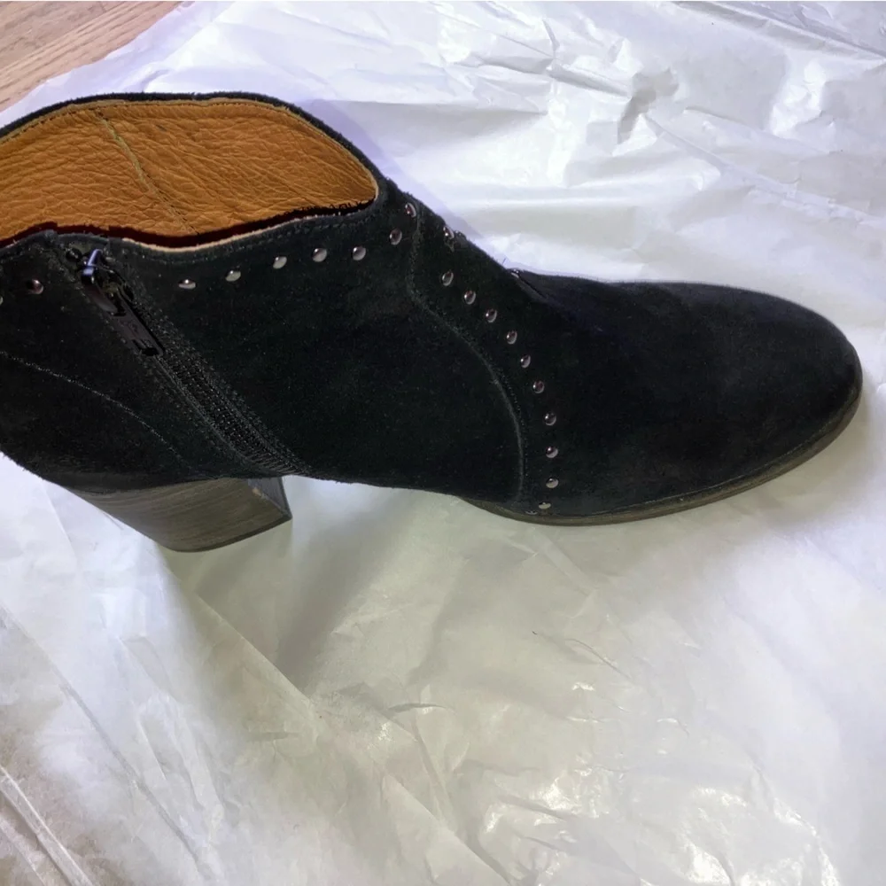 Frye® Nora Oiled Italian Black Leather Suede Stud Booties Block Heel size 9.5